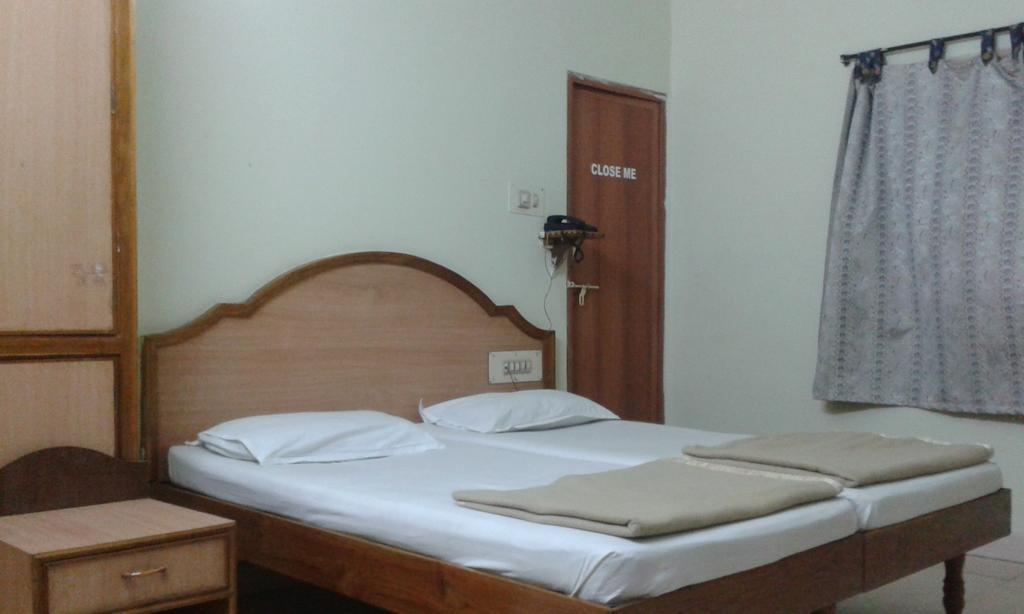 Hotel Agarala Residency Tirupati Szoba fotó